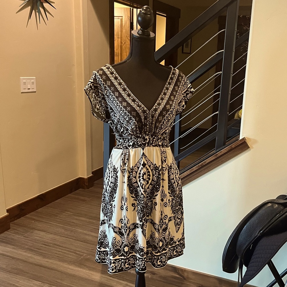 ICI NEW YORK LINED DRESS WITH BLACK AND SILVER EMBELLISHMENTS. Size 4
